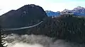 Talnebel unter der Hängebrücke highline179 zur Burg, mit Köllenspitze und Gehrenspitze dahinter