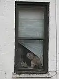 Dauer-Kunstwerk auf der Innenseite eines Fensters östlich der Trasse