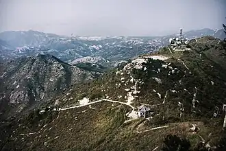 Sendeanlage, Weg und Pavillon auf dem Castle Peak, 2016