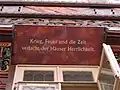 Modern gestaltetes Windbrett an der Nordfassade mit Anspielung auf die Zerstörung im Zweiten Weltkrieg