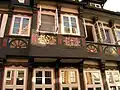 Mit Schnitzereien verzierte Fensterbrüstungen eines Fachwerkhaus