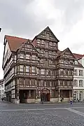 Eckansicht des Wedekindhauses, links mündet die Judenstraße auf den Markt (Aufnahme 2020)