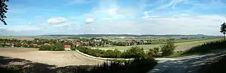 Blick von Eberholzen nordostwärts zum Hildesheimer Wald; rechts der Griesberg mit dem Fernmeldeturm Sibbesse