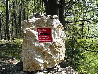 Auf dem Gipfel der Hinteri Egg. Das Hinweisschild weist noch eine veraltete Höhenangabe aus