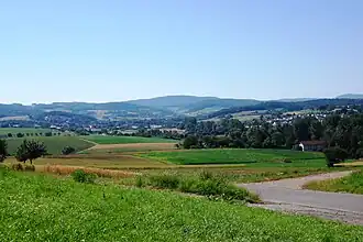 Gersprenztal bei Brensbach (links) und Wersau (rechts); im Hintergrund der Morsberg (516,7&nbsp;m)