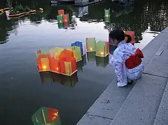 Tôrô nagashi am Maschteich, das Mädchen trägt Yukata (2010)