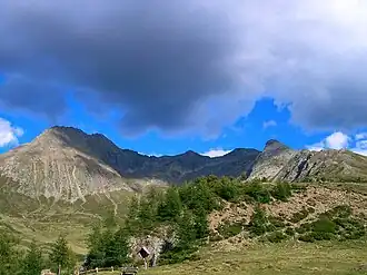 Das Massiv des Hirzer von Westen: links im Hintergrund der Hauptgipfel, in der Mitte die Obere Scharte, rechts im Hintergrund der Hönig