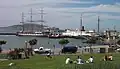 Blick vom Aquatic Park auf historische Schiffe des San Francisco Maritime National Historic Park mit Angel Island und Alcatraz im Hintergrund