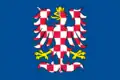 Die historische Flagge Mährens in Form eines blauen Blattes mit einem weiß-rot geschachten Adler mit gelber Krone und Bewehrung