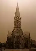 Turmfront der neogotischen Kirche im Jahr 1895