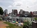 Blick über das Hafenbecken zur südlichen Mole mit Fischhalle und Silos