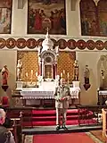 Hochaltar der Schlosskapelle, davor der Schlossherr Alois Konstantin Fürst zu Löwenstein-Wertheim-Rosenberg