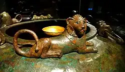 Bronzekessel von Hochdorf, um 530 v. Chr., zwischen den liegenden Löwenfiguren drei walzenförmige Attaschen („Rollenattaschen“).