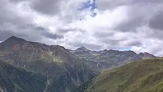 In der Bildmitte und von Osten das Kleine Degenhorn (dunkler) direkt vor dem Großen Degenhorn (heller) – links die Hochgrabe.
