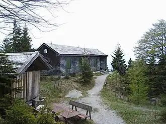 Die 25 Meter unterhalb und rund 218 Meter westlich des Gipfels gelegene Hochkopfhütte