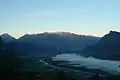 07:45h, Bodennebel zieht Nord nach Süd (Bise) ins Rheintal, Bildmitte hinten Sargans. Masten von Hochspannungsleitungen ragen aus dem Nebel.
