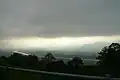 16:49h, Blick unter die Nebeldecke mit durch die Lücken dringender Sonne.