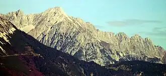 Hochnissl von Südwesten, links Rotwandlspitze (2322&nbsp;m&nbsp;ü.&nbsp;A.), Steinkarlspitze (2460&nbsp;m&nbsp;ü.&nbsp;A.), rechts Schneekopf (2313&nbsp;m&nbsp;ü.&nbsp;A.), Mittagsspitze (2332&nbsp;m&nbsp;ü.&nbsp;A.)