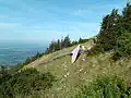 Eine von mehreren Startrampen für Drachenflieger auf der Hochries, im Hintergrund links von der Bildmitte der Simssee