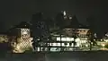 Gebäude aus den 1950er-Jahren: Hörsaalgebäude, Rechenzentrum, Aula, Mensa (von links nach rechts), über der Hochschule leuchtet das Berghotel Kockelsberg