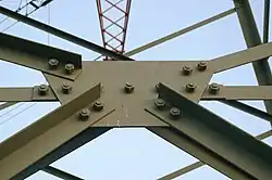Knotenblech an einem Hochspannungsmast