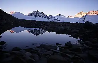 Spiegelung von Hochwilde (ganz links), Annakogel und Mitterkamm in einer Lacke vor dem Hochwildehaus