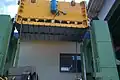 Bär (gelb) bei der Montage in die Maschine
