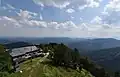 Blick von der Meyringer-Warte Richtung Osten mit dem Schutzhaus im Vordergrund und am Horizont das Leithagebirge