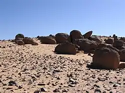Durch Winderosion geprägte Landschaft (Deflationsebene mit Steinpflaster) in der Ahaggar-Region in Algerien (links) und auf Chryse Planitia, Mars (rechts).