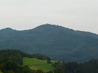Die Hohe Möhr vom Zeller Blauen aus gesehen. Rechts auf dem Gipfel ist der Sendemast zu sehen, links der Aussichtsturm