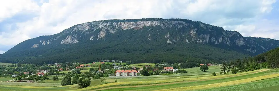Der westliche Teil der Hohen Wand mit steil nach Süden abfallenden Felswänden, in der Bildmitte die Hochfallwand