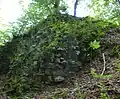 Mauerreste an der Nordecke der Burg