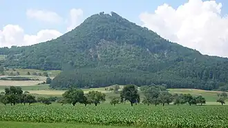 Hohenhewen von Südosten mit deutlich erkennbarer Abrisskante eines Bergsturzes (Juli&nbsp;2007)