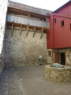Hof mit Wehrgang