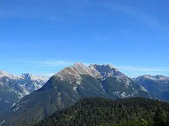 Links der Bildmitte der Hohe Gleirsch, rechts die Mittlere Jägerkarspitze und der Große Katzenkopf
