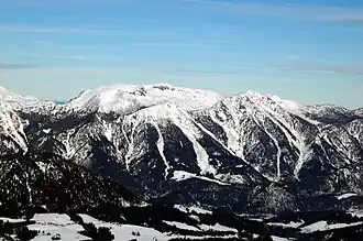 Südwestseite. Hoher Nock (1963 m) mittig, davor Hagler (1669 m) und rechts Gamsplan (1902 m).