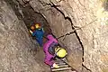 Abstieg über eine der Aluleitern in der Höhle