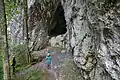 Am Eingang in die Höhle