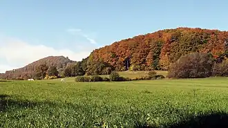 Herbststimmung am Hohlestein (vorne rechts) mit Hohem Dörnberg (hinten links)