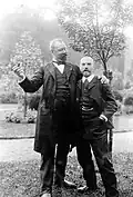 Einar Holbøll (links) zusammen mit Ober­arzt Hach (Foto um 1905)