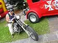 Handwerker Roman Hold auf einem Chopper mit Kawasaki-Triebwerk