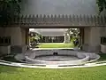 Blick über den Pool, dahinter der zentrale Innenhof und das Wohnzimmer