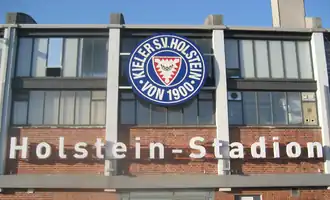Schriftzug und Wappen über dem Eingangsbereich (2009)