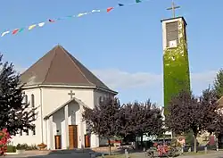 Kirche Saint-Martin, oktogonaler Bau aus dem Jahr 1956 mit separatem Glockenturm