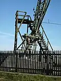Holztreppe für den Zugang zum Blosenbergturm. Der Turm darf nur in geerdetem Zustand betreten werden.