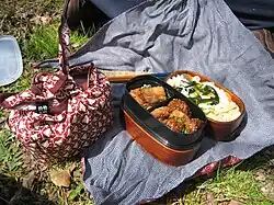 Traditionell verpacktes Bentō in Furoshiki