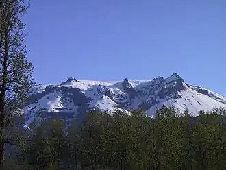 Der Hoodoo Mountain vom Iskut River aus