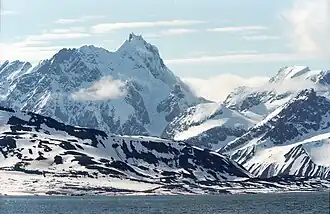 Der Hornsundtind vom Hornsund aus gesehen