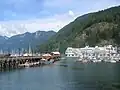Boote in der Marina mit der festgemachten Queen of Oak Bay (rechts)