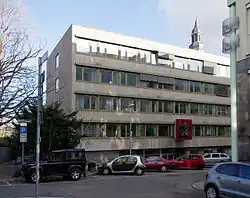 Verwaltungsgebäude mit Haupteingang